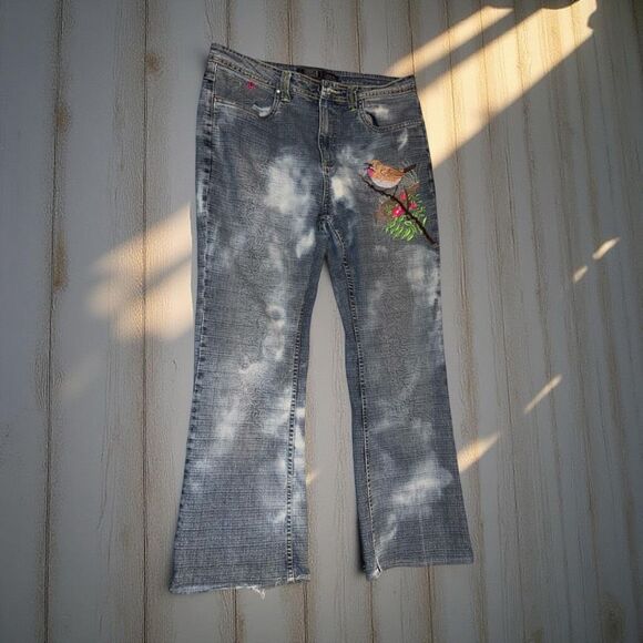 Vintage Crest Embroidered Bleached Blue Jeans Size 15/16 34x27 #228 - Picture 1 of 10